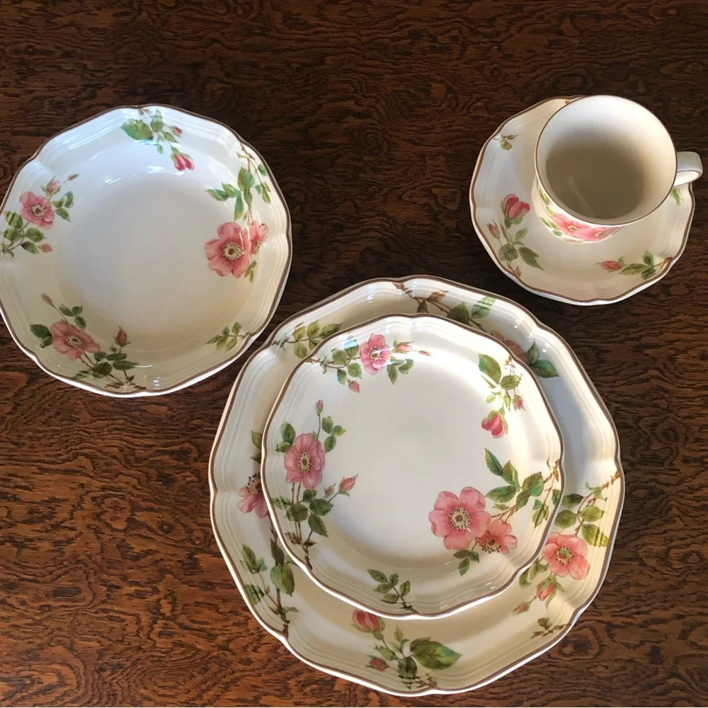 Estate. Mikasa Heritage Pink and White Dinnerware Floral Design - Picture 3 of 14